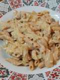 Plumas integrales con pollo en salsa cremosa