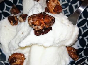 Foto di Gelato al fior di latte con croccante di mandorle al rum