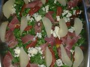 Una foto de ensalada de peras
