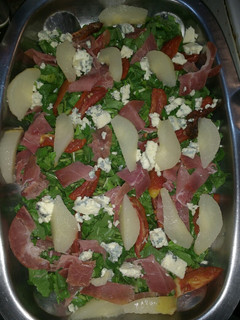 Una foto de Ensalada de rúcula, pera y roquefort