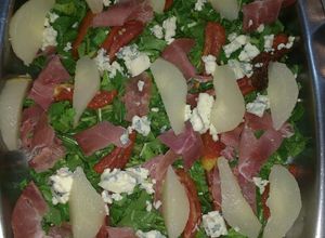 Una foto de Ensalada de rúcula, pera y roquefort