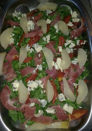 Una foto de Ensalada de rúcula, pera y roquefort
