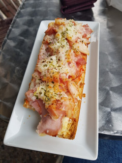 Una foto de Panini de jamón york y queso