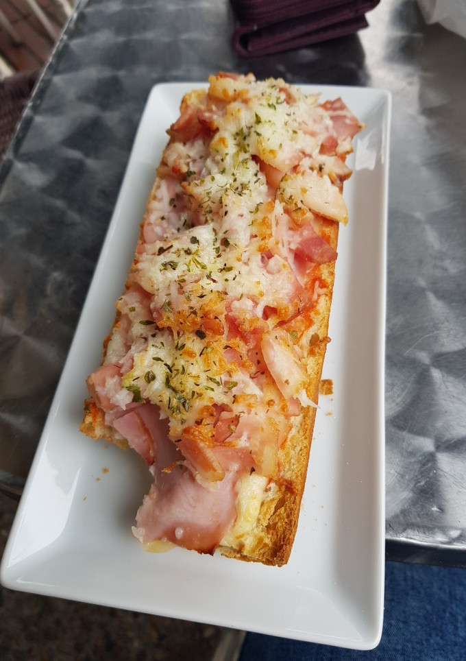 Una foto de Panini de jamón york y queso