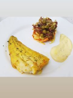 Una foto de Merluza confitada con ceviche de verduras