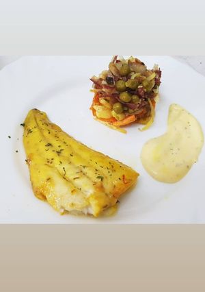 Una foto de Merluza confitada con ceviche de verduras