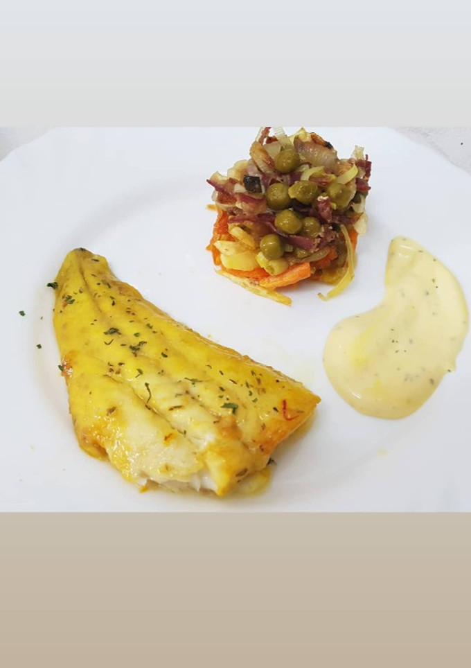Una foto de Merluza confitada con ceviche de verduras