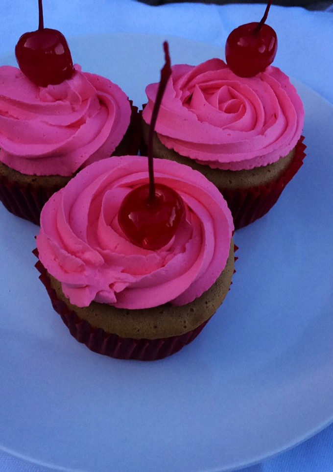 Una foto de Muffins de moka con topping de crema batida