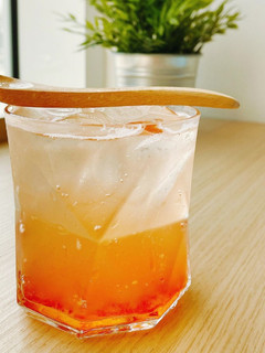 草莓蜜桃氣泡飲 的食譜成品照片