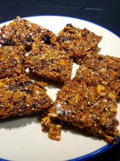 Una foto de Galletas flapjack de avena con miel y semillas