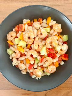 Una foto de 🫘 Ensalada de alubias con verduras y langostinos 🦐