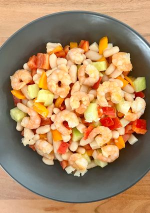 Una foto de 🫘 Ensalada de alubias con verduras y langostinos 🦐