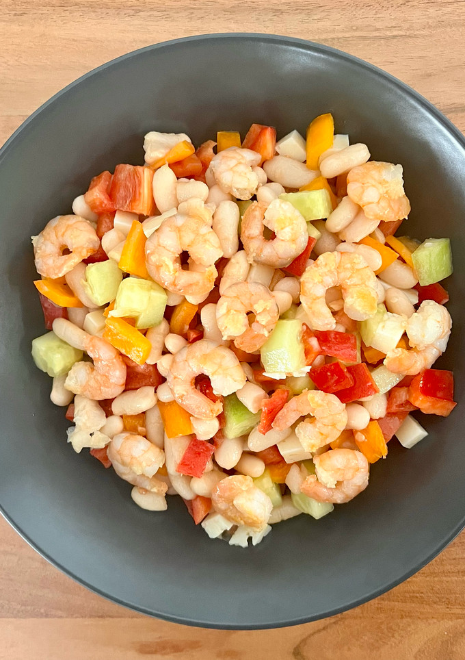 Una foto de 🫘 Ensalada de alubias con verduras y langostinos 🦐
