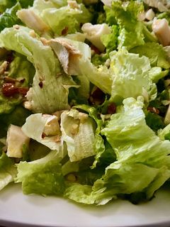 Una foto de Ensalada de rulo de cabra y almendras