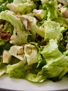 Una foto de Ensalada de rulo de cabra y almendras