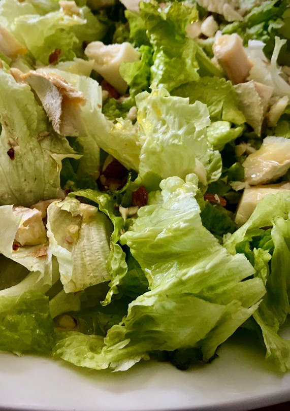 Una foto de Ensalada de rulo de cabra y almendras