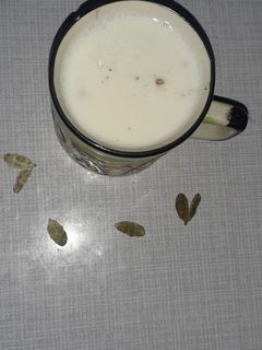 ઇલાયચી વાળું દૂધ (Ilaichi Milk Recipe In Gujarati) રેસીપી મુખ્ય ફોટો