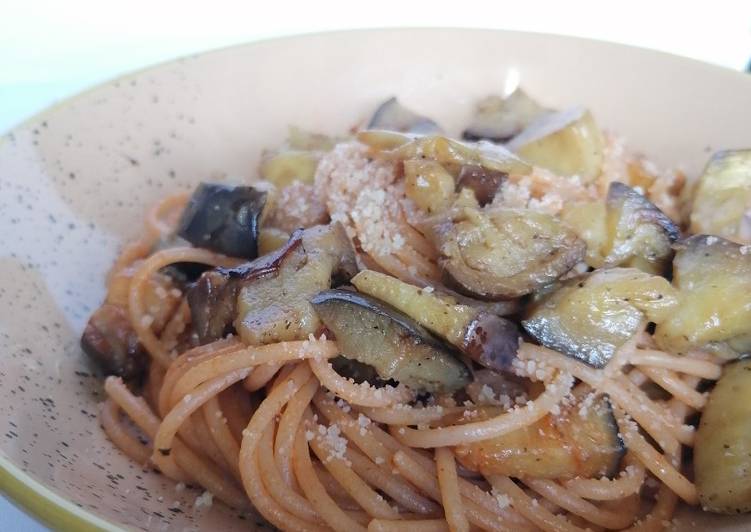 Pasta con melanzane e pomodorini