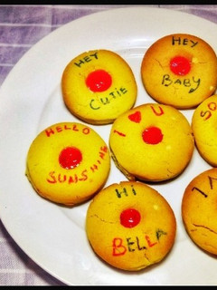 A picture of Custard Cookies of Love Filled with Strawberry Jam.