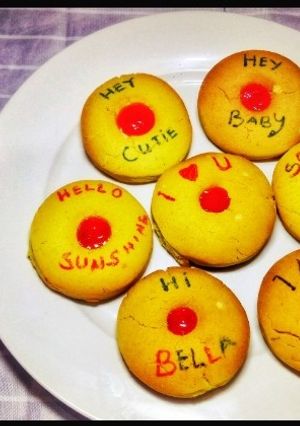 A picture of Custard Cookies of Love Filled with Strawberry Jam.