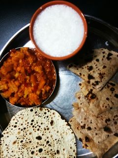 ફ્લાવર-બટાકા નુ શાક (Flower Bataka Shak Recipe In Gujarati) રેસીપી મુખ્ય ફોટો