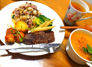 白醬培根鮮菇蔬食義大利麵/白酒海鹽牛排/南瓜濃湯 （創意料理） 的食譜成品照片