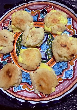 Una foto de Arepas venezolanas rellenas de Mozzarella