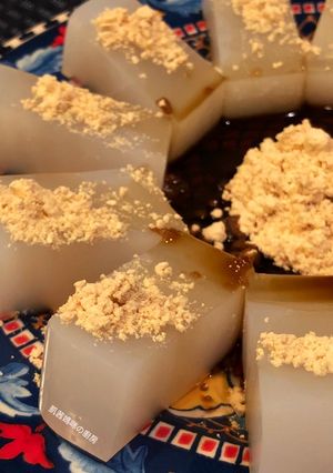 A picture of Mung Bean Jelly (Lǜ Dòu Fěn Guǒ).