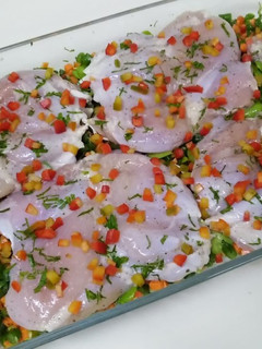 Una foto de Pollo con verduras al horno