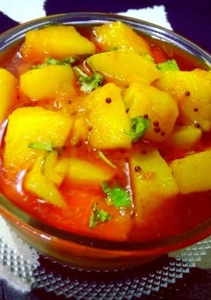 રસાવાળુ બટાકાનું શાક (Rasavala Potato Sabji Recipe In Gujarati) રેસીપી મુખ્ય ફોટો