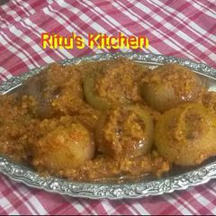 A picture of Stuffed onion with gravy.