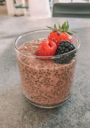 Φωτογραφία της συνταγής Chia pudding με φράουλες, σοκολάτα & ταχίνι