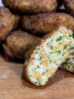 Una foto de Nuggets de pollo, espinacas y zanahoria