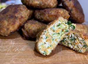 Una foto de Nuggets de pollo, espinacas y zanahoria