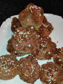 Una foto de Mis primeros cupkakes rellenos de crema de manzana y frosting de chocolate avainillado