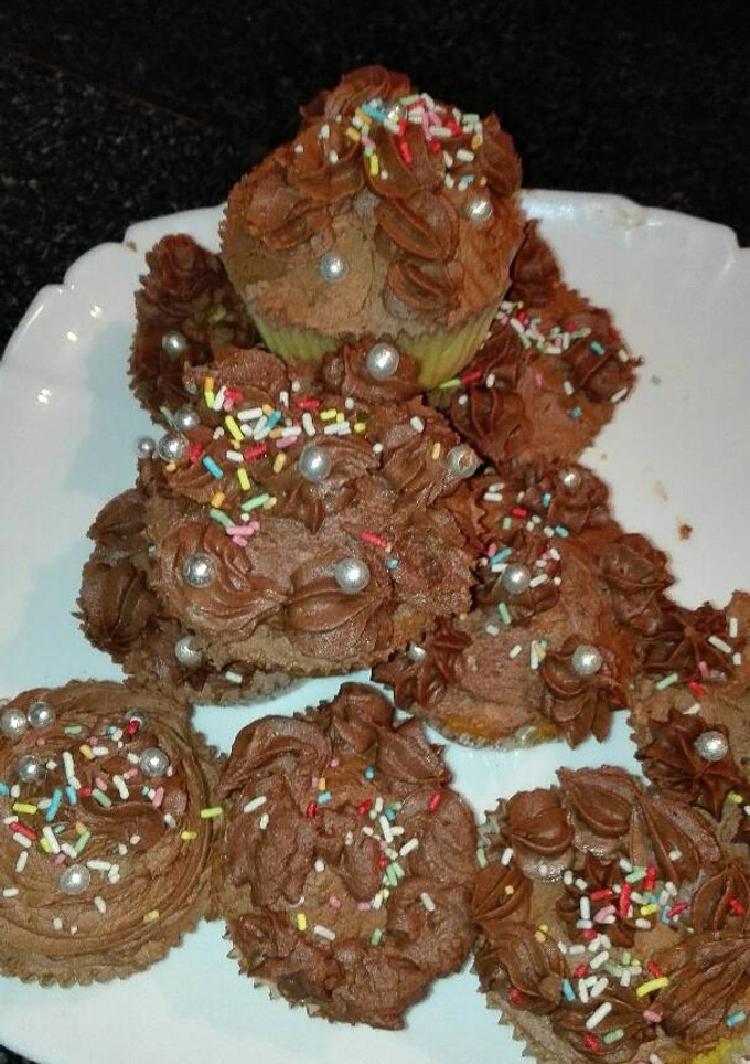 Una foto de Mis primeros cupkakes rellenos de crema de manzana y frosting de chocolate avainillado