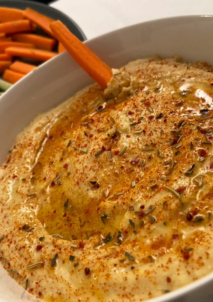 Una foto de Hummus casero bajo en FODMAP