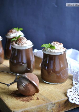 Una foto de Mousse cremosa de chocolate y aguacate