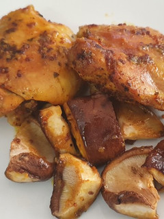 Una foto de Pollo a la mostaza al horno con setas Shiitake