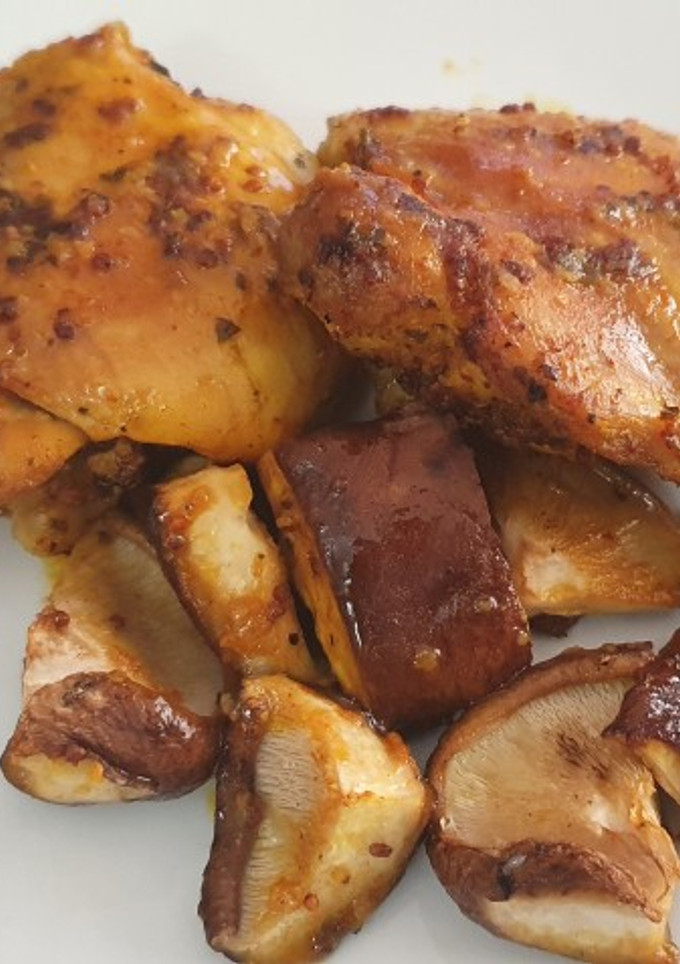 Una foto de Pollo a la mostaza al horno con setas Shiitake