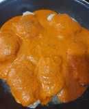 Contramuslos de pollo en salsa de pimientos del piquillo