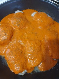 Una foto de Contramuslos de pollo en salsa de pimientos del piquillo