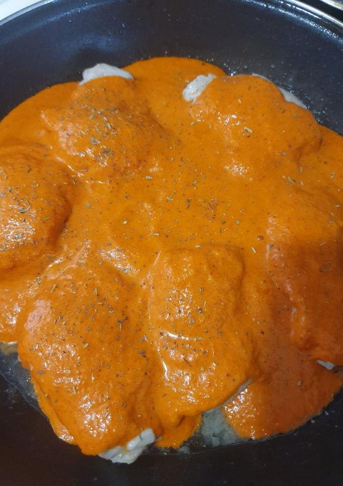 Una foto de Contramuslos de pollo en salsa de pimientos del piquillo