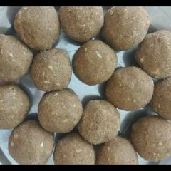 A picture of Sattu ke laddoo.