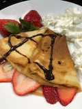 Bánh crepe cuốn trái cây