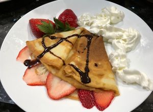 Hình của món Bánh crepe cuốn trái cây.