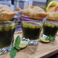A picture of Pani puri or aate ke golgappe.