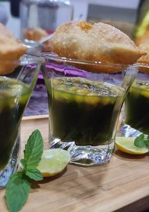 A picture of Pani puri or aate ke golgappe.