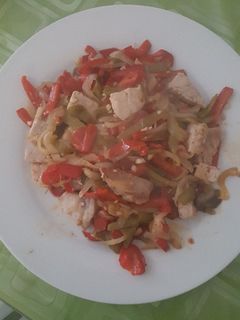 Una foto de Atún con verduras