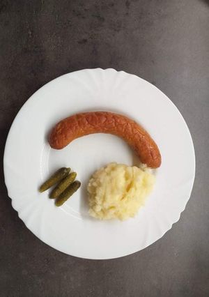 Sült kolbász krumplipürével recept fotója